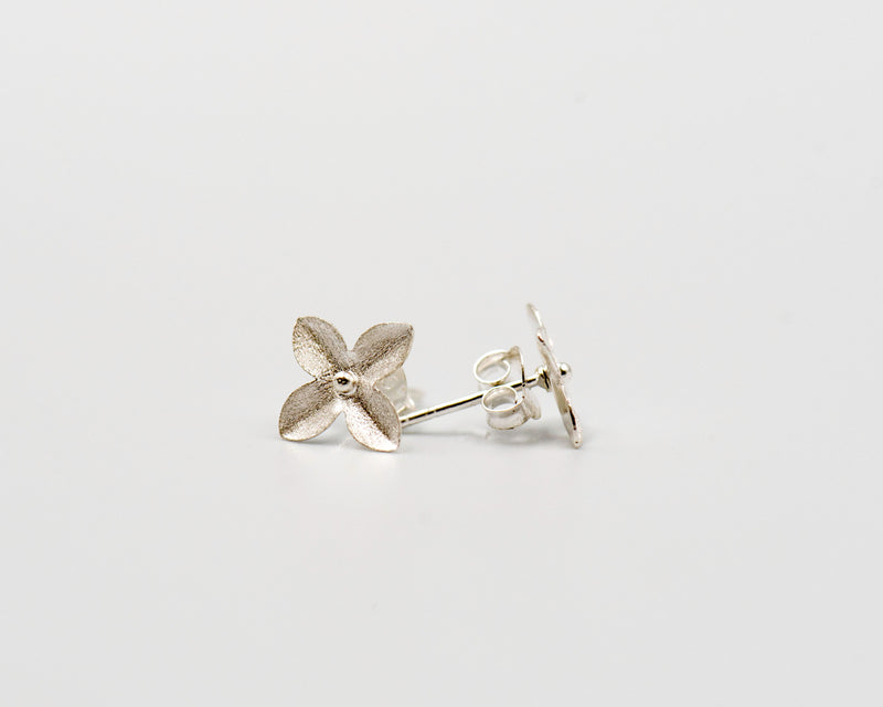 098 Earrings Matt Silver Flower
