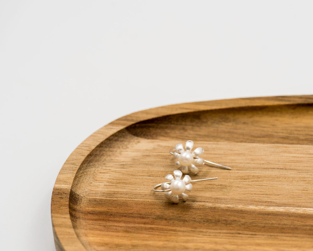 060 Earrings White Pear Matt Silver Flower