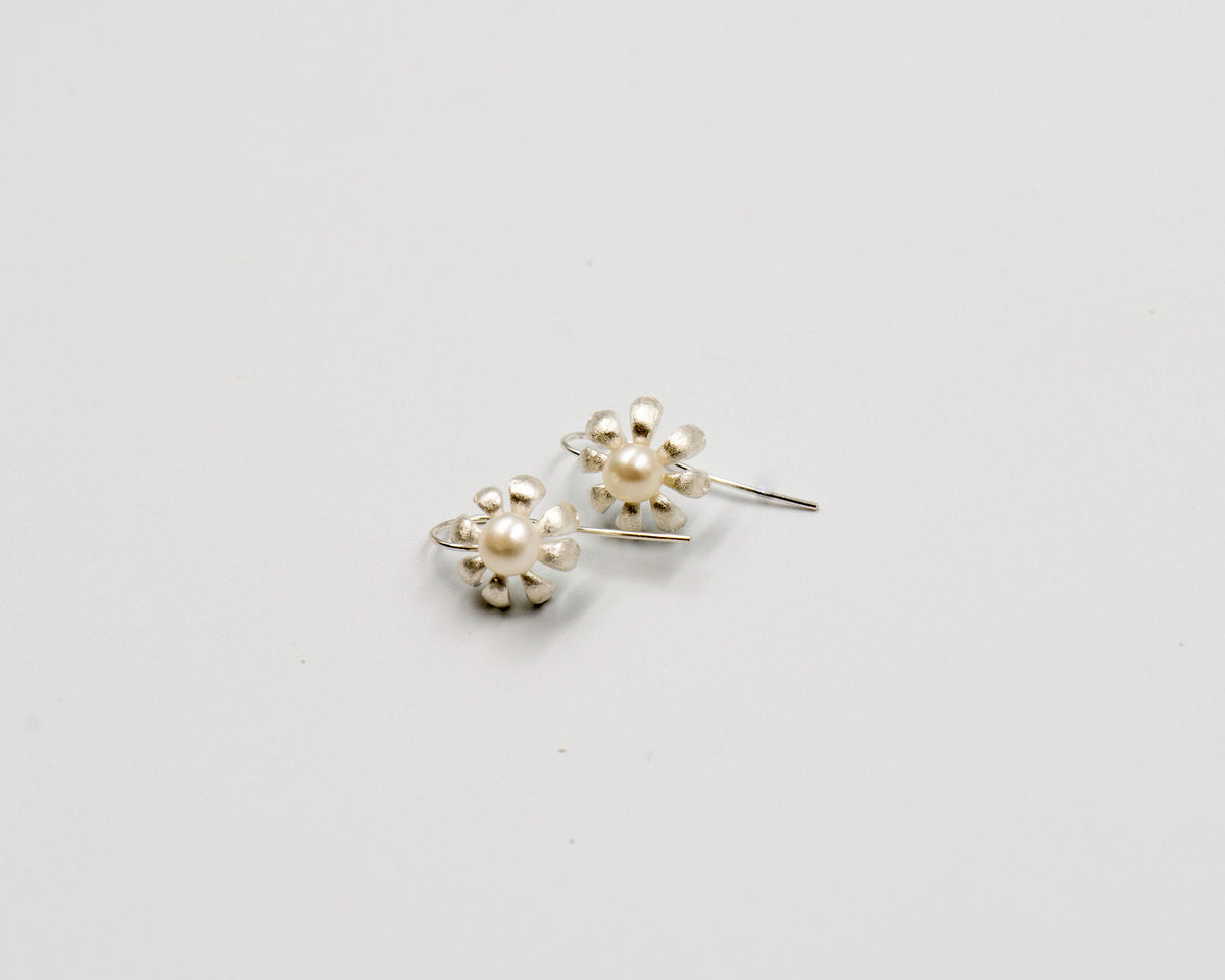 060 Earrings White Pear Matt Silver Flower