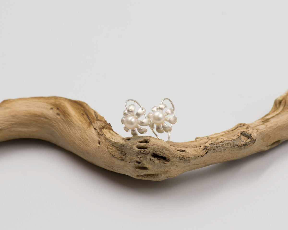 060 Earrings White Pear Matt Silver Flower