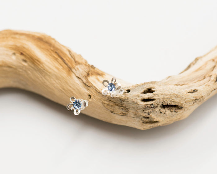 078 Earrings Studs Silver Leafs Blue Stone Center