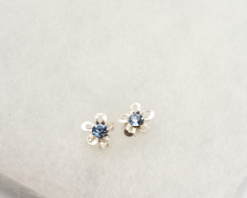 078 Earrings Studs Silver Leafs Blue Stone Center