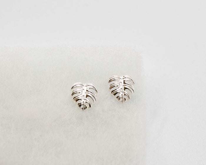 082 Earrings Studs Plain Silver Leaf