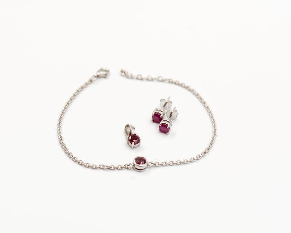 146 Elegant silver 3-piece set, featuring round earrings with 50mm July ruby stones, a matching pendant, and a bracelet with ruby stones.
