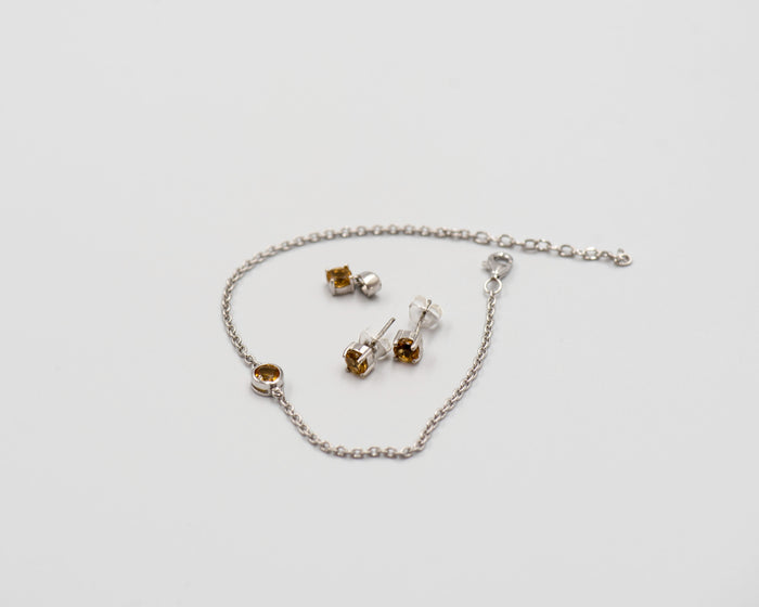 150 Elegant silver 3-piece set, featuring round earrings with 50mm November citrine stones, a matching pendant, and a bracelet with citrine stones.
