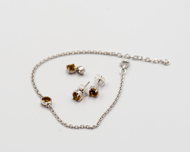 150 Elegant silver 3-piece set, featuring round earrings with 50mm November citrine stones, a matching pendant, and a bracelet with citrine stones.