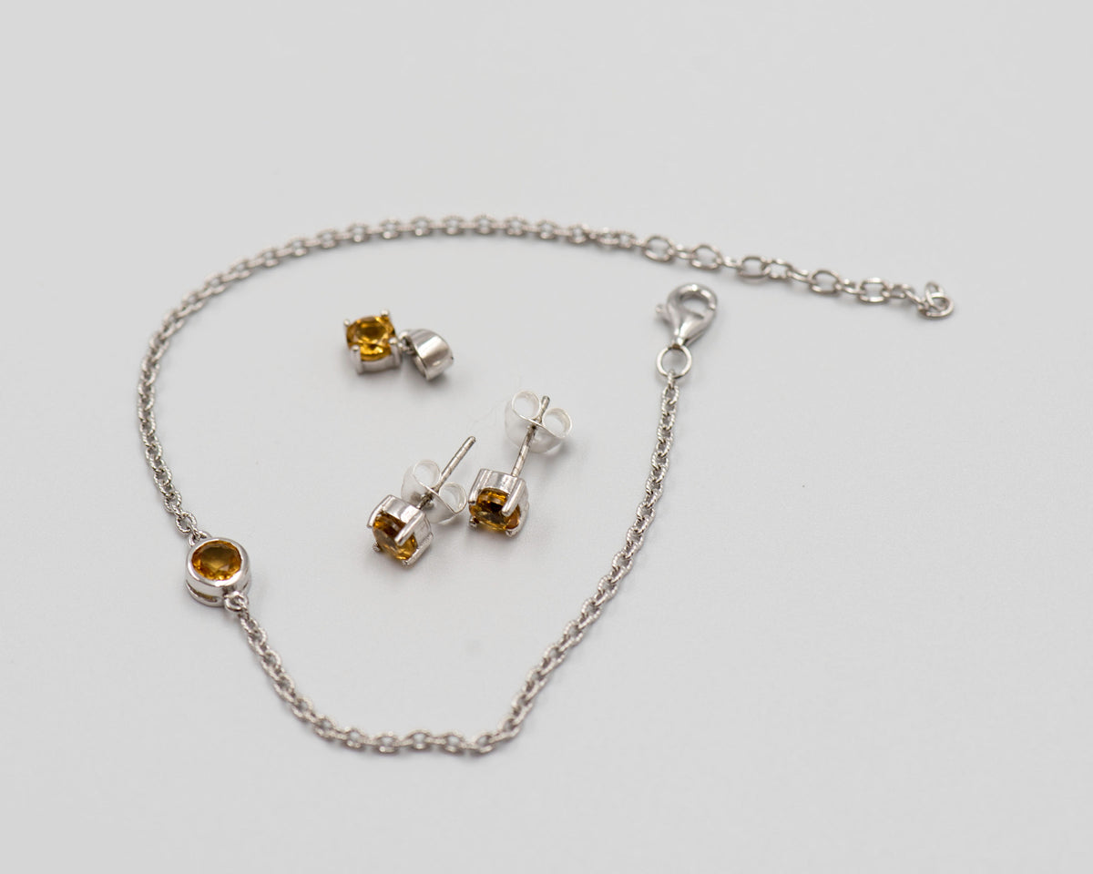 150 Elegant silver 3-piece set, featuring round earrings with 50mm November citrine stones, a matching pendant, and a bracelet with citrine stones.