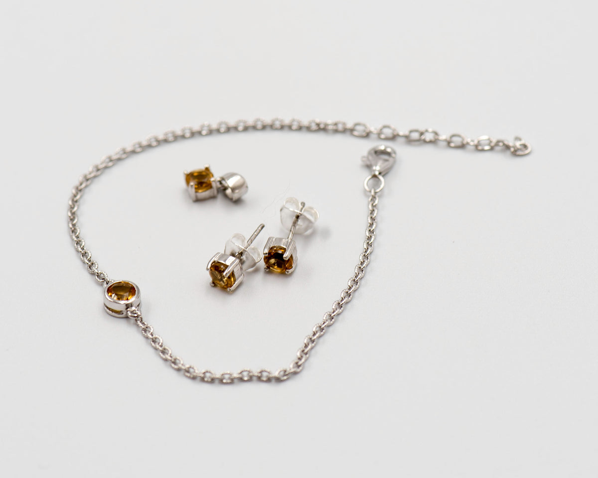 150 Elegant silver 3-piece set, featuring round earrings with 50mm November citrine stones, a matching pendant, and a bracelet with citrine stones.