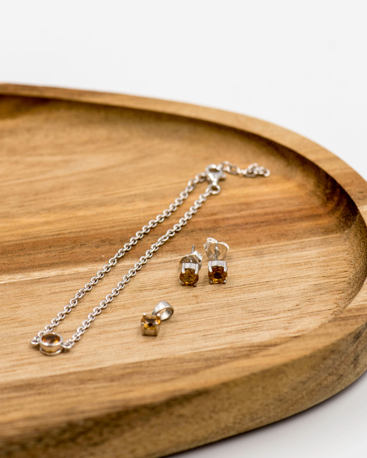 150 Elegant silver 3-piece set, featuring round earrings with 50mm November citrine stones, a matching pendant, and a bracelet with citrine stones.