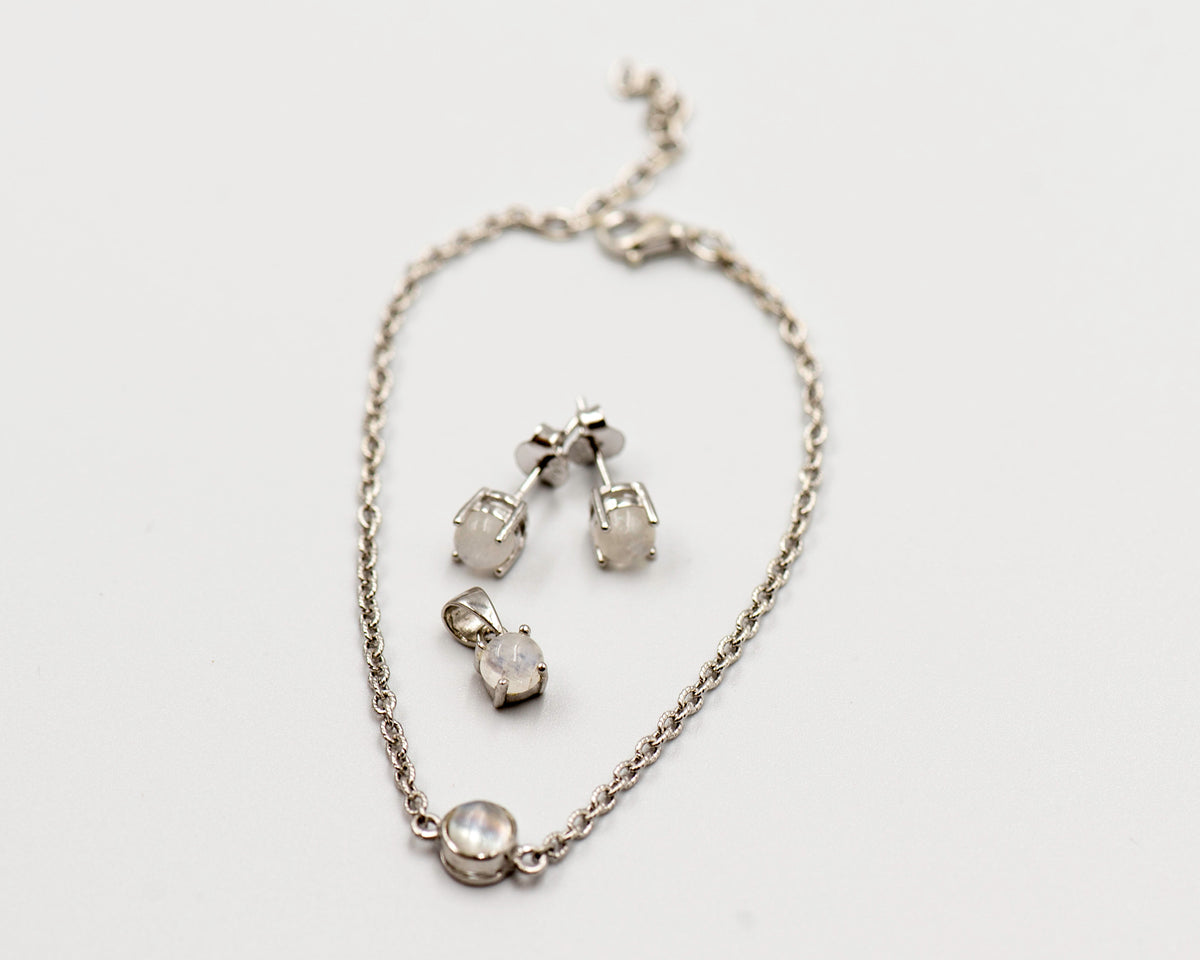 145 "Elegant silver 3-piece set, featuring round earrings with 50mm June rainbow moonstone stones, a matching pendant, and a bracelet with rainbow moonstone stones