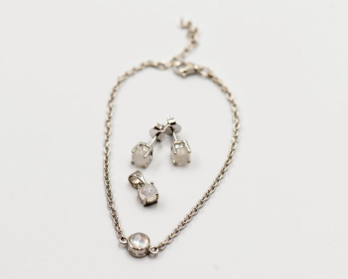 145 "Elegant silver 3-piece set, featuring round earrings with 50mm June rainbow moonstone stones, a matching pendant, and a bracelet with rainbow moonstone stones