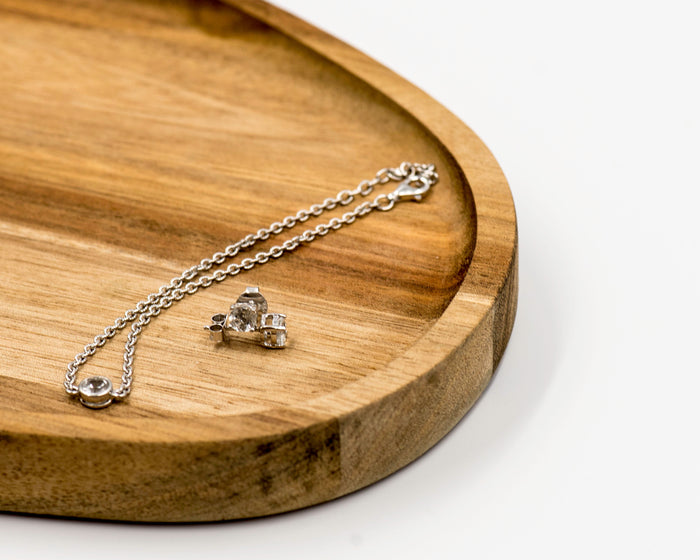 143 Elegant silver 2-piece set, featuring round earrings with 50mm April clear quartz stones and a matching bracelet with clear quartz stones.