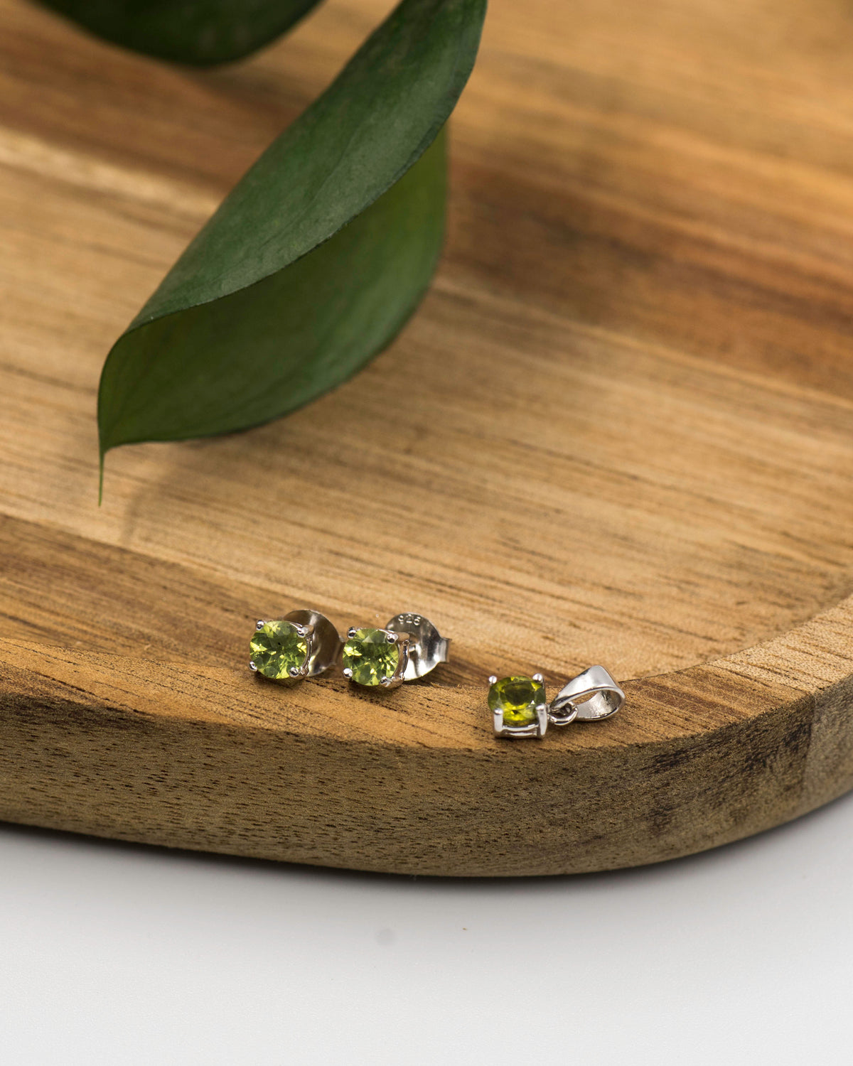 147 Elegant silver 2-piece set, featuring round earrings with 50mm August peridot stones and a matching pendant.