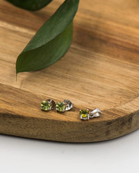 147 Elegant silver 2-piece set, featuring round earrings with 50mm August peridot stones and a matching pendant.