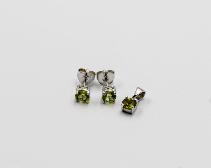 147 Elegant silver 2-piece set, featuring round earrings with 50mm August peridot stones and a matching pendant.