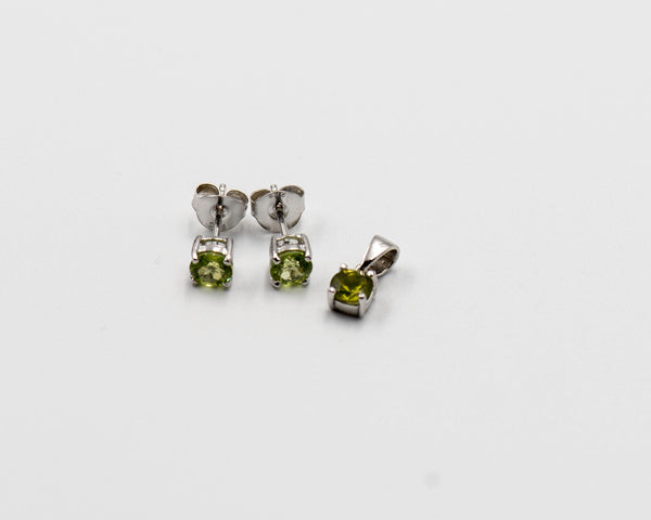147 Elegant silver 2-piece set, featuring round earrings with 50mm August peridot stones and a matching pendant.