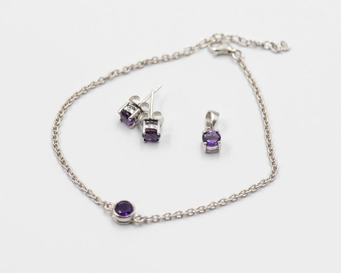 141 "Elegant silver 3-piece set, featuring round earrings with 50mm February amethyst stones, a matching pendant, and a bracelet with amethyst stones.