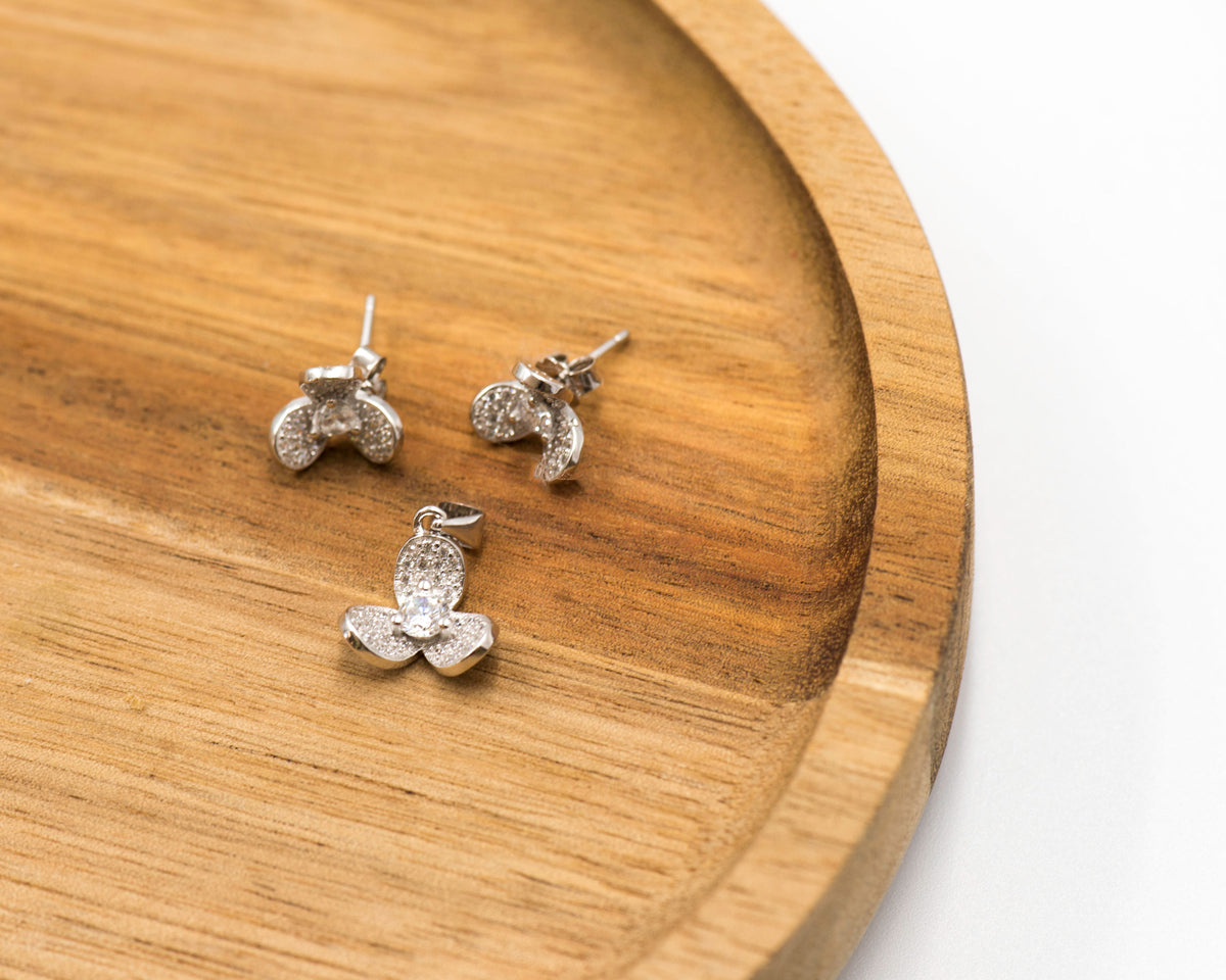 072 Sets of X1 Pendant and X2 Earrings Silver and Cubic