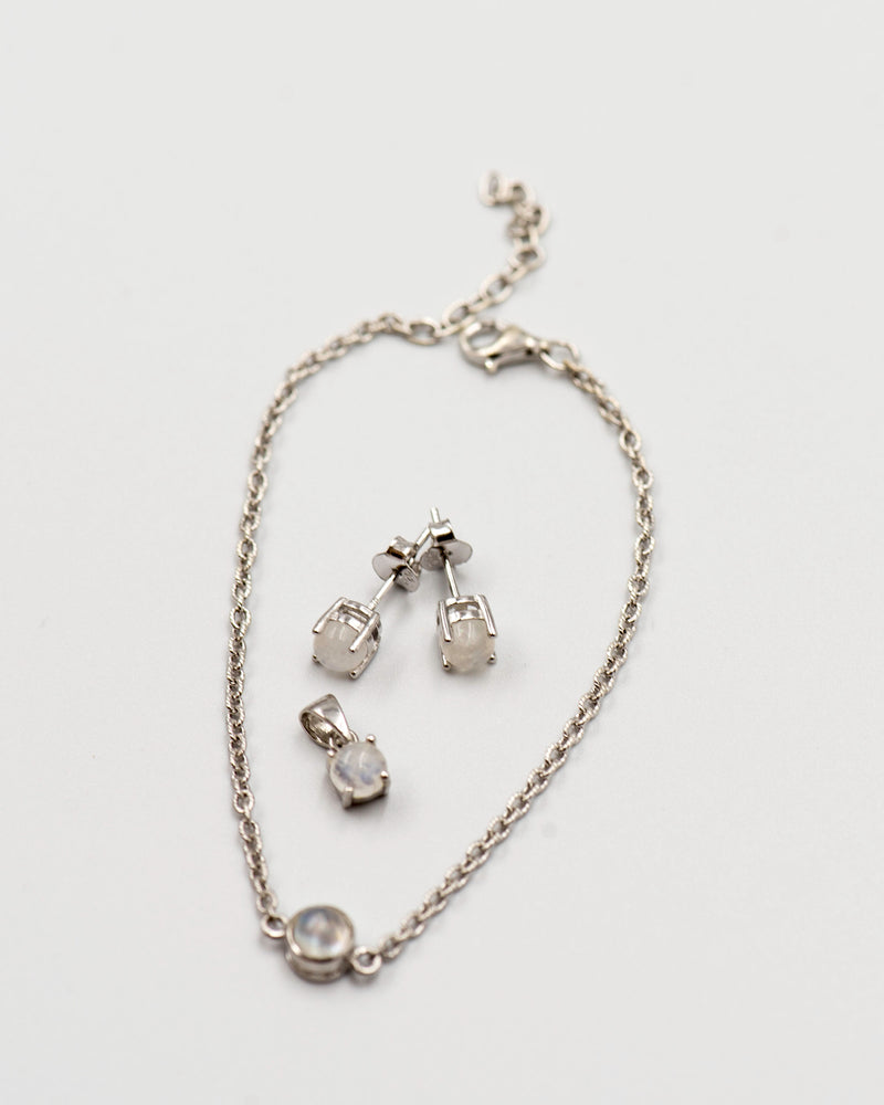 145 "Elegant silver 3-piece set, featuring round earrings with 50mm June rainbow moonstone stones, a matching pendant, and a bracelet with rainbow moonstone stones