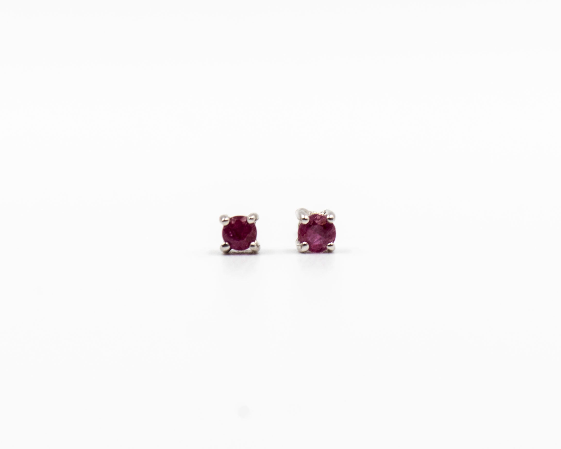 118 Earring Elegant silver 3mm stud earrings featuring a